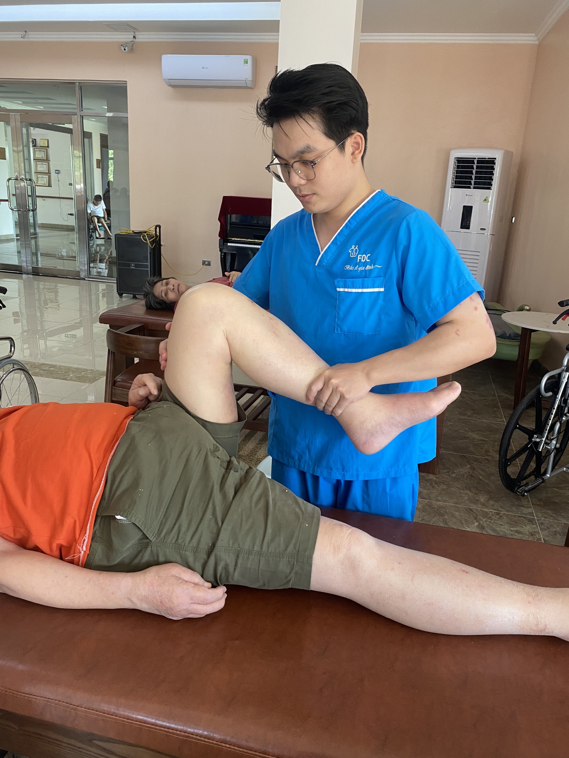 Cách giảm đau xương khớp khi thời tiết thay đổi