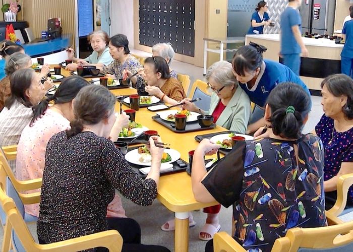 Các cụ trong Trung tâm dưỡng lão Đà Nẵng khi ở Tuệ An Viên