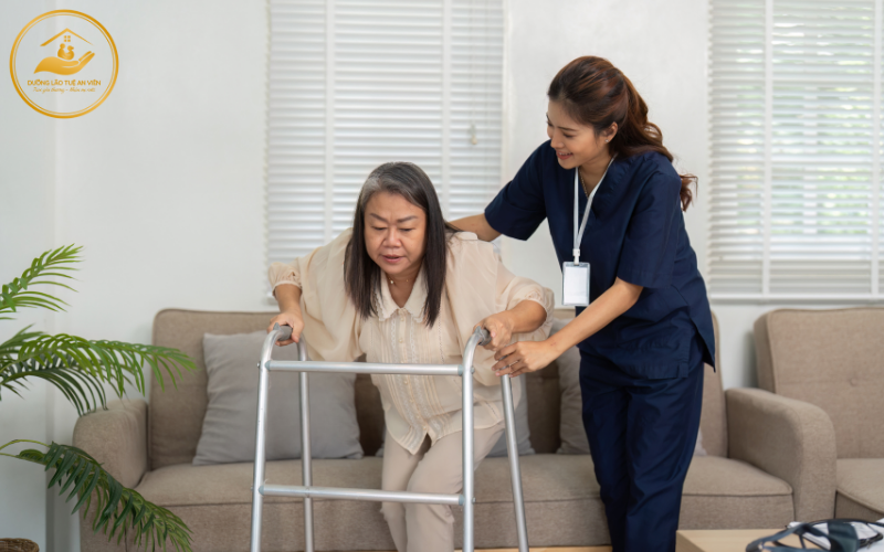 Hướng dẫn tập đứng bằng khung tập đi cho người già