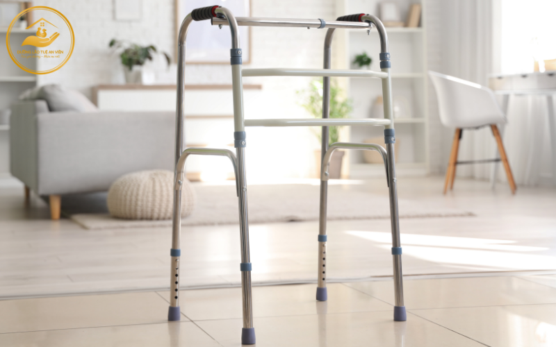 Hướng dẫn tập đi bằng khung tập đi cho người già