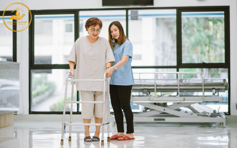 Hướng dẫn tập đi bằng khung tập đi cho người già
