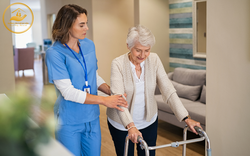 Hướng dẫn tập đứng bằng khung tập đi cho người già