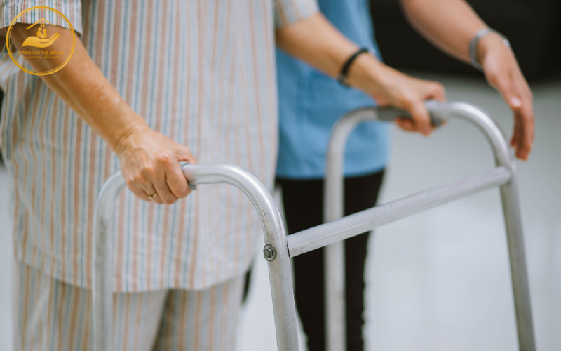 Hướng dẫn tập đứng bằng khung tập đi cho người già