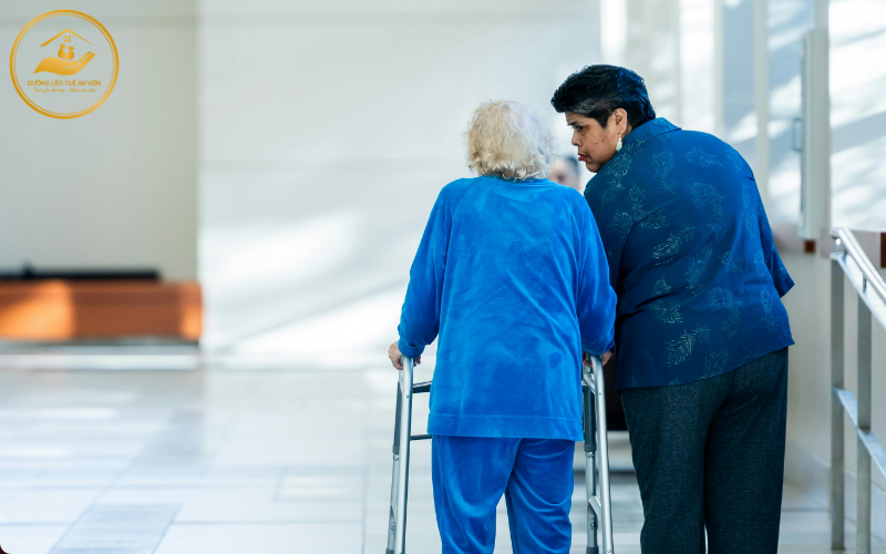 Hướng dẫn tập đi bằng khung tập đi cho người già (2)