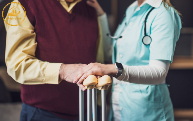 Hướng dẫn tập đứng bằng khung tập đi cho người già