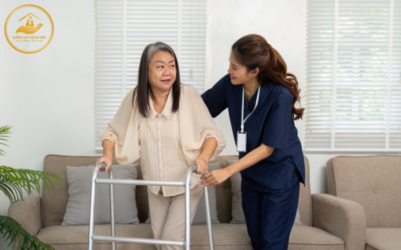 Hướng dẫn tập đứng bằng khung tập đi cho người già