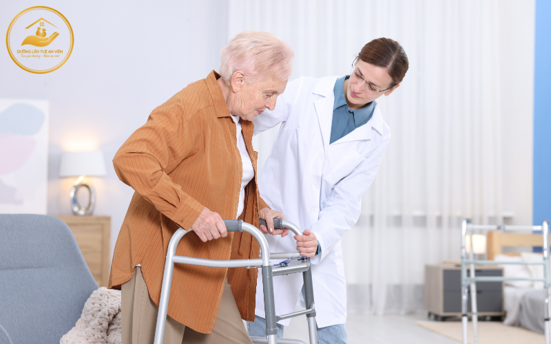 Hướng dẫn tập đứng bằng khung tập đi cho người già