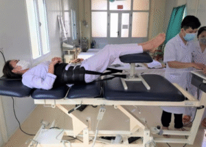 Kéo giãn cột sống bằng máy