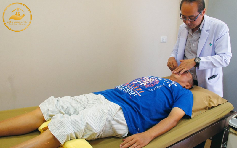 Kỹ thuật xoa bóp bấm huyệt trong phục hồi 