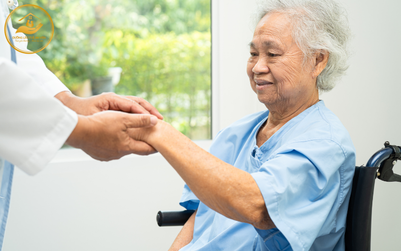 Nên tập vật lý trị liệu tại nhà hay đến trung tâm dưỡng lão 