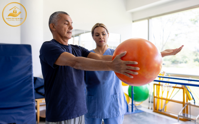 Nên tập vật lý trị liệu tại nhà hay đến trung tâm dưỡng lão 