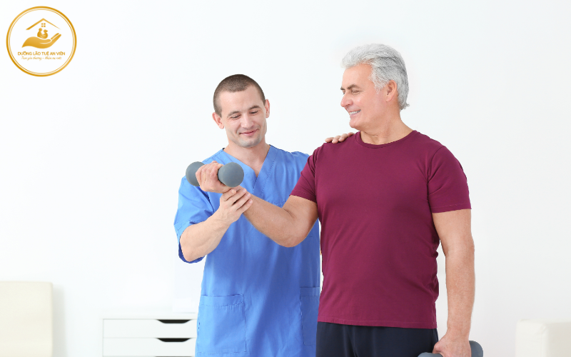 Nên tập vật lý trị liệu tại nhà hay đến trung tâm dưỡng lão 