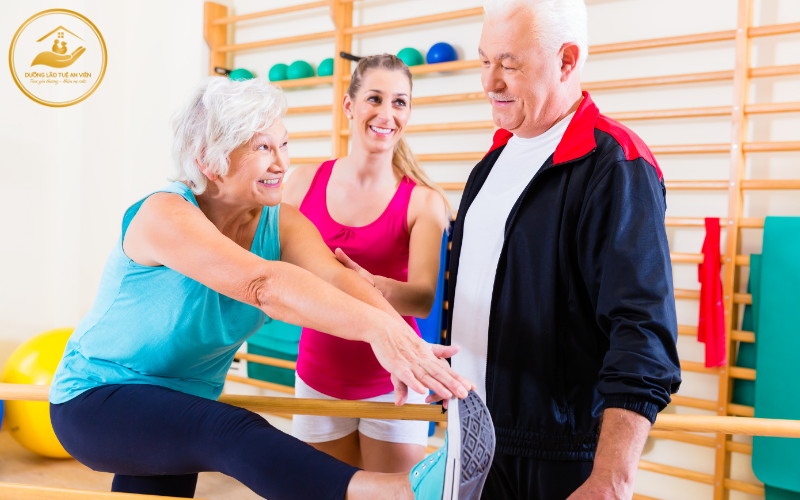 Nên tập vật lý trị liệu tại nhà hay đến trung tâm dưỡng lão 