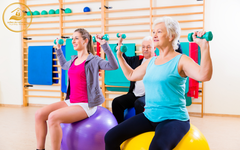 Nên tập vật lý trị liệu tại nhà hay đến trung tâm dưỡng lão 