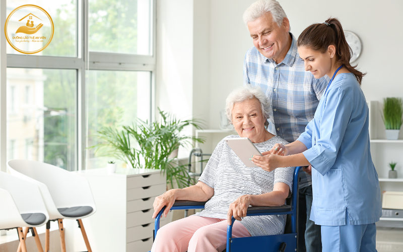 Nên tập vật lý trị liệu tại nhà hay đến trung tâm dưỡng lão 