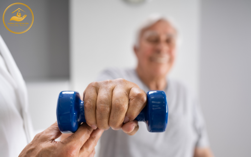 Nên tập vật lý trị liệu tại nhà hay đến trung tâm dưỡng lão 