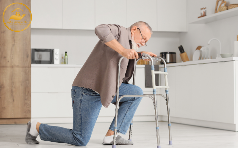 Nên tập vật lý trị liệu tại nhà hay đến trung tâm dưỡng lão 