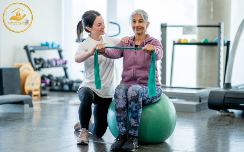 Nên tập vật lý trị liệu tại nhà hay đến trung tâm dưỡng lão 
