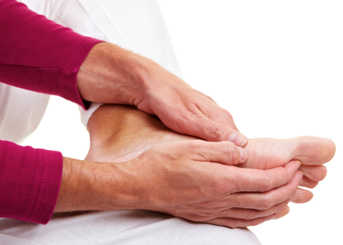 Tê bì chân tay ở người già