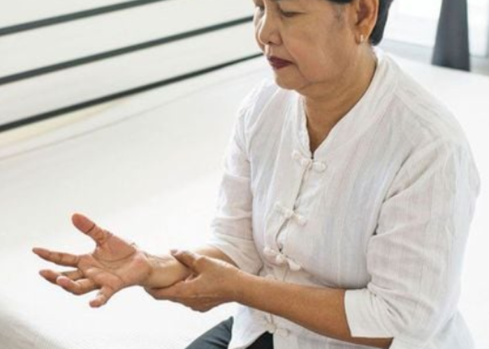 Tê bì chân tay ở người già