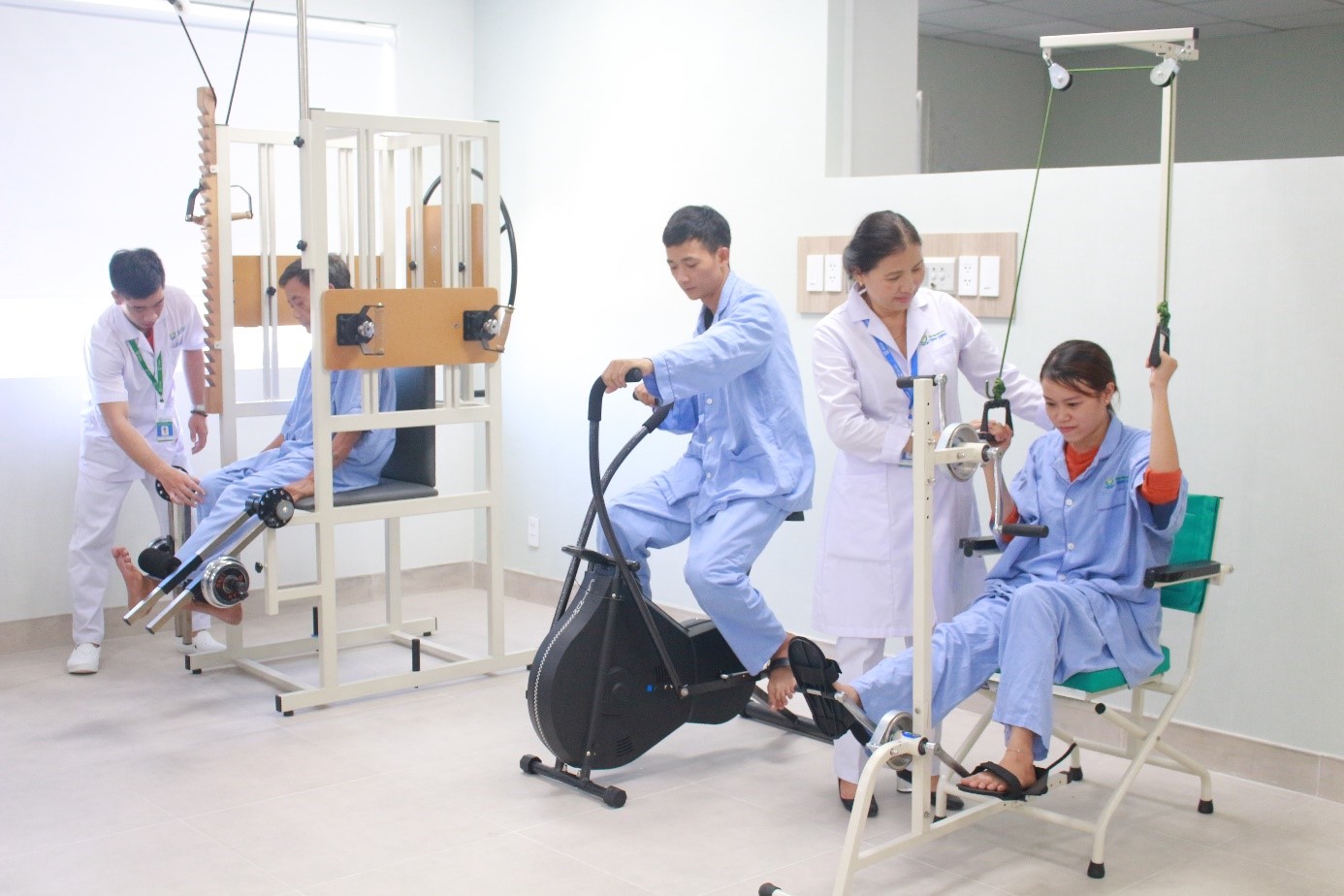 Phục hồi chức năng sau gãy cổ xương đùi ở người già