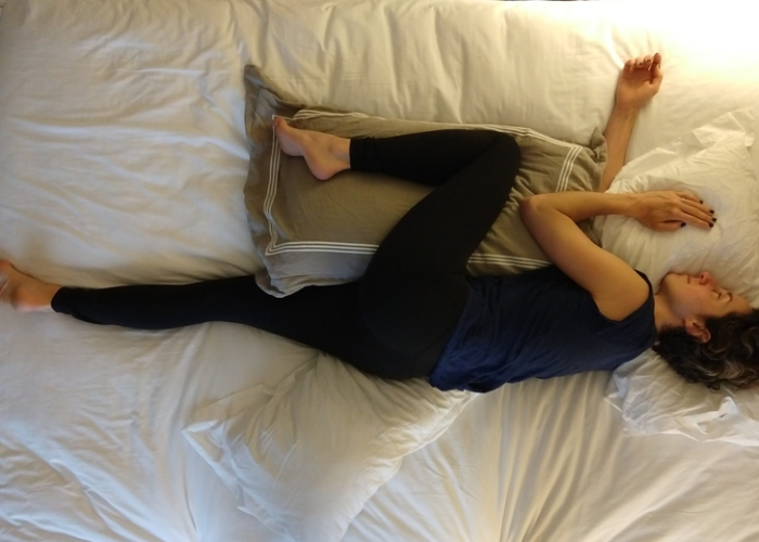 Cách kê chân cao khi ngủ cho người suy giãn tĩnh mạch