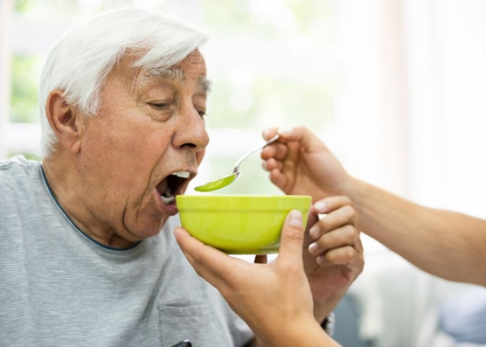 Chăm sóc vệ sinh cá nhân cho người bị liệt nửa người (2)