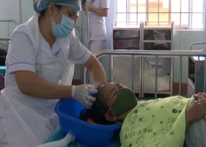 cách tắm cho người bệnh nằm liệt giường an toàn