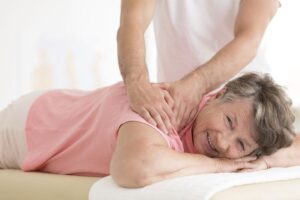 Massage vùng lưng cho người già nằm liệt chống loét