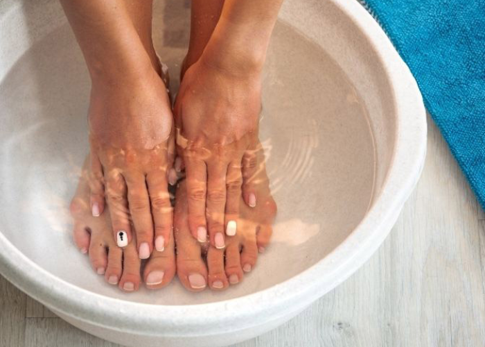 Người bị giãn tĩnh mạch có nên ngâm chân nước nóng