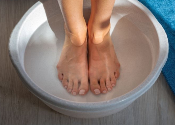 Người bị giãn tĩnh mạch có nên ngâm chân nước nóng 