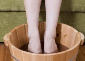 Người bị giãn tĩnh mạch có nên ngâm chân nước nóng