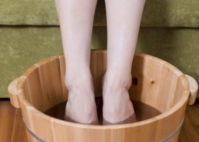 Người bị giãn tĩnh mạch có nên ngâm chân nước nóng 