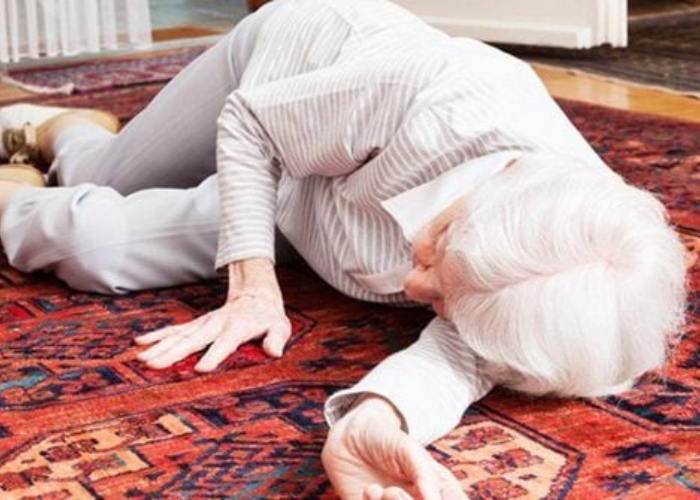 phòng ngừa té ngã cho người già tại phòng tắm