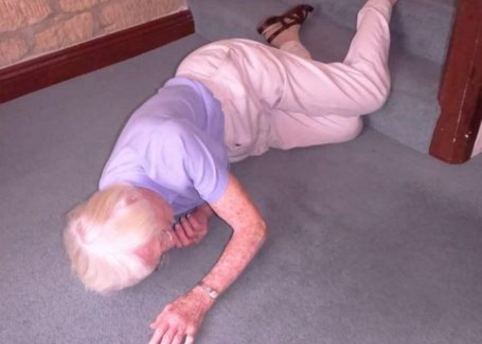 phòng ngừa té ngã cho người già tại phòng tắm